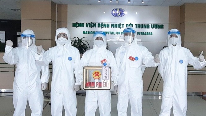 Chùm ảnh: Mặc đồ bảo hộ đi bỏ phiếu trong tâm dịch Covid-19 - Ảnh 11.
