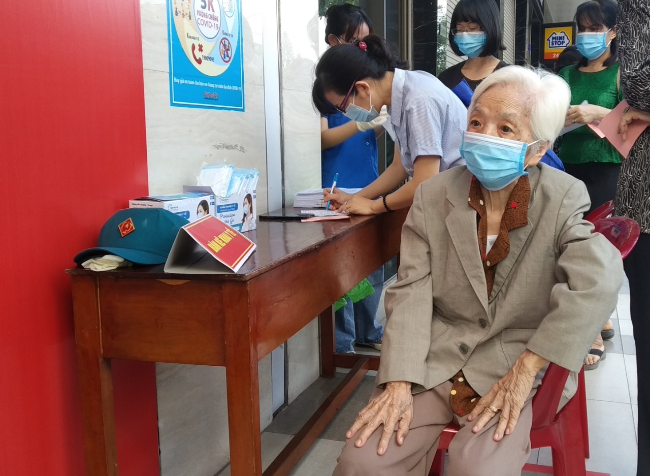 Những cử tri đặc biệt đi bầu đại biểu Quốc hội, HĐND các cấp - Ảnh 6.
