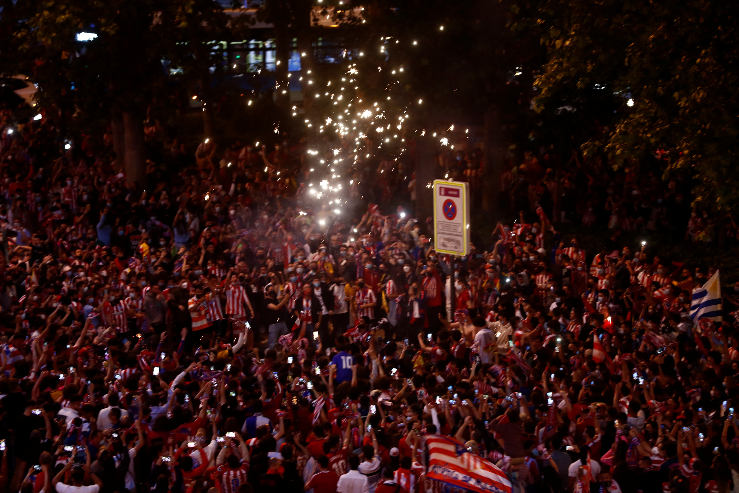 Đua v&ocirc; địch nghẹt thở, Atletico Madrid đăng quang La Liga sau 7 năm - Ảnh 10.