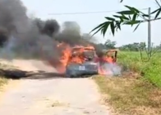 Xe ôtô đang chạy bỗng bốc cháy dữ dội, tài xế bung cửa thoát thân