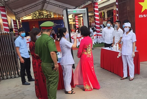 Cử tri H&agrave; Nội n&aacute;o nức đi bỏ phiếu bầu cử - Ảnh 3.