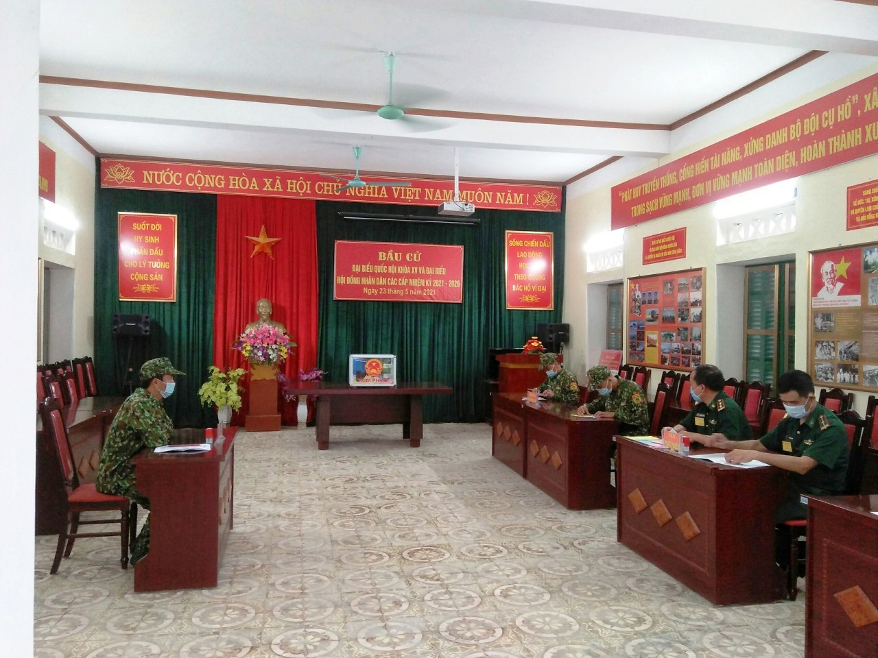 CLIP: Cận cảnh chiến sĩ bi&ecirc;n ph&ograve;ng bỏ phiếu bầu cử nơi bi&ecirc;n cương Tổ quốc - Ảnh 4.