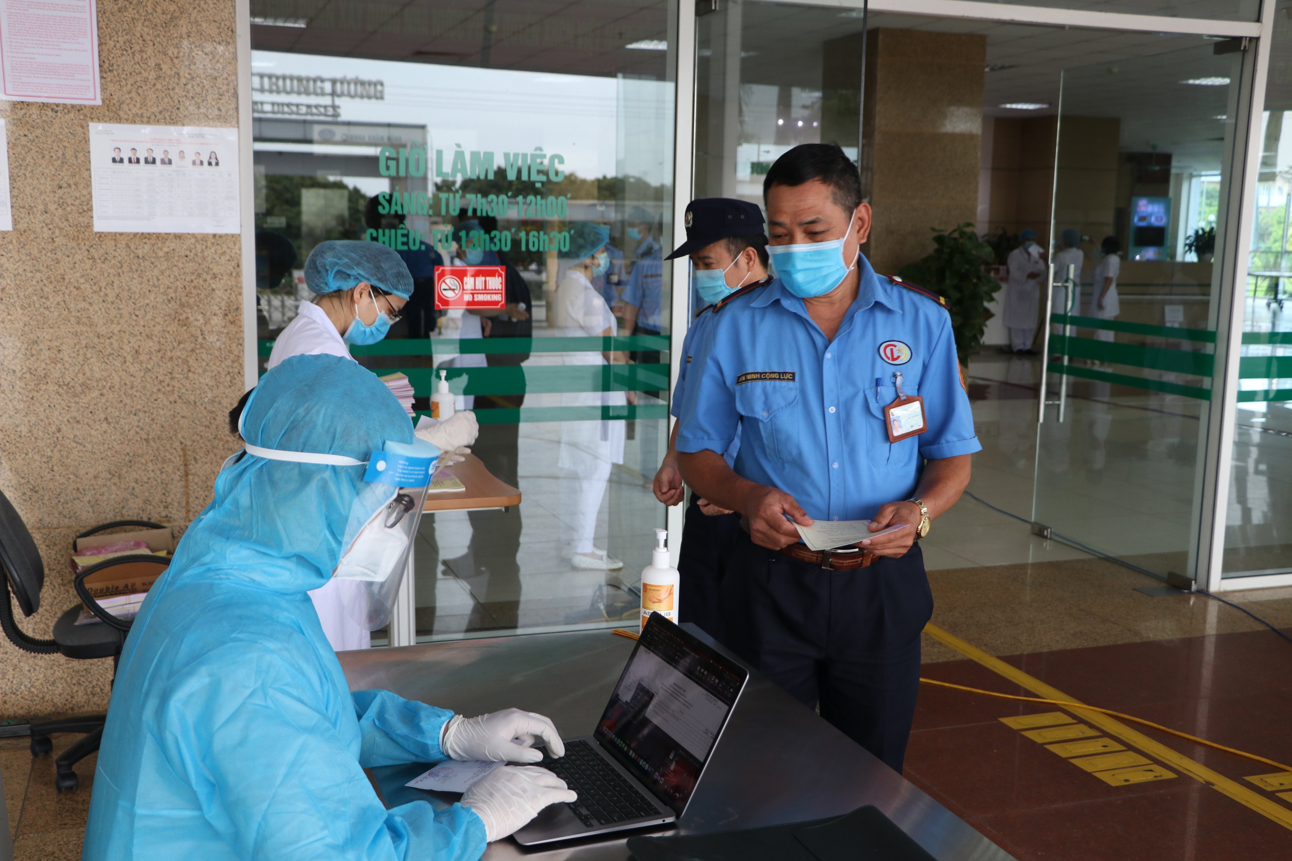 Chùm ảnh: Mặc đồ bảo hộ đi bỏ phiếu trong tâm dịch Covid-19 - Ảnh 22.