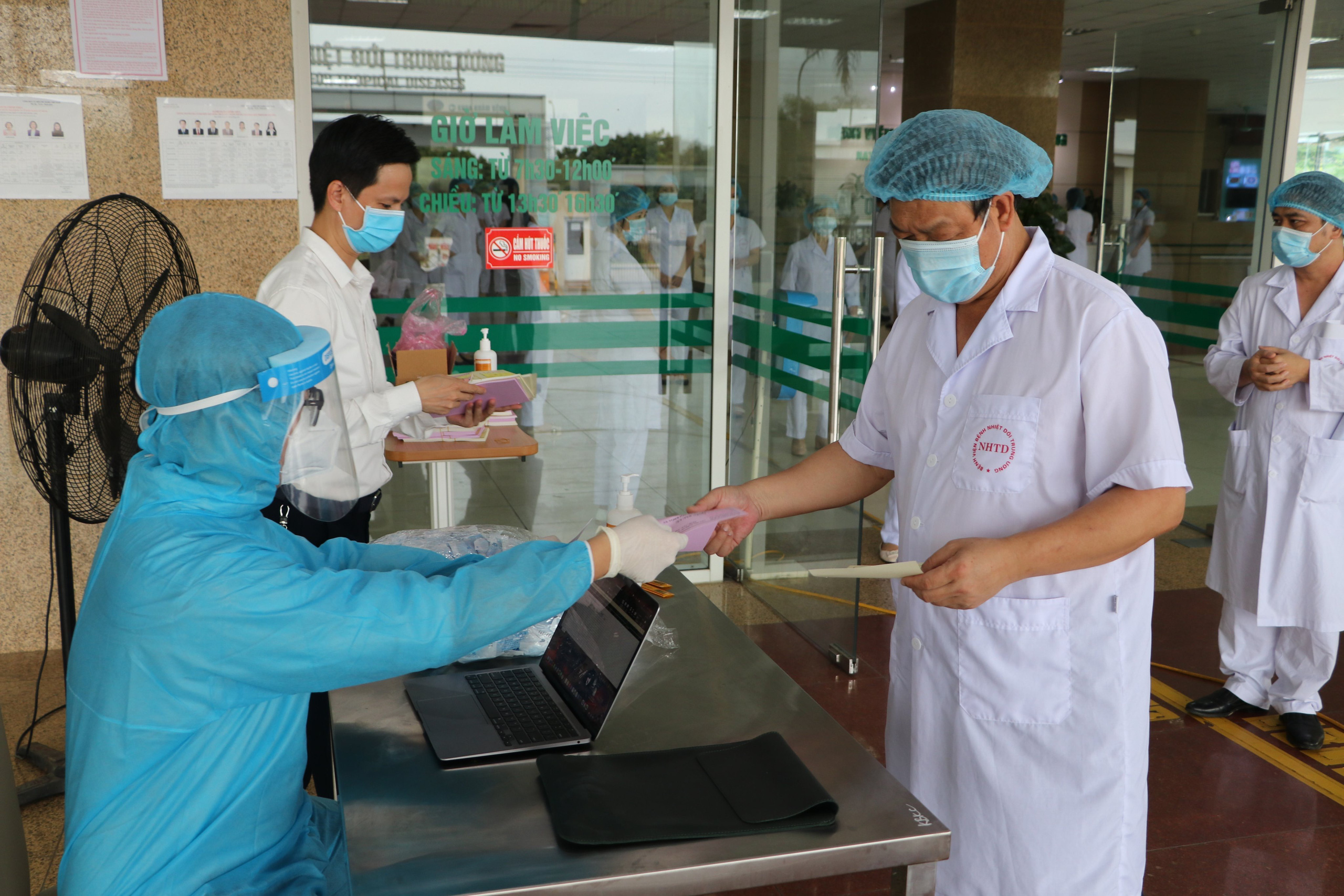 Chùm ảnh: Mặc đồ bảo hộ đi bỏ phiếu trong tâm dịch Covid-19 - Ảnh 23.