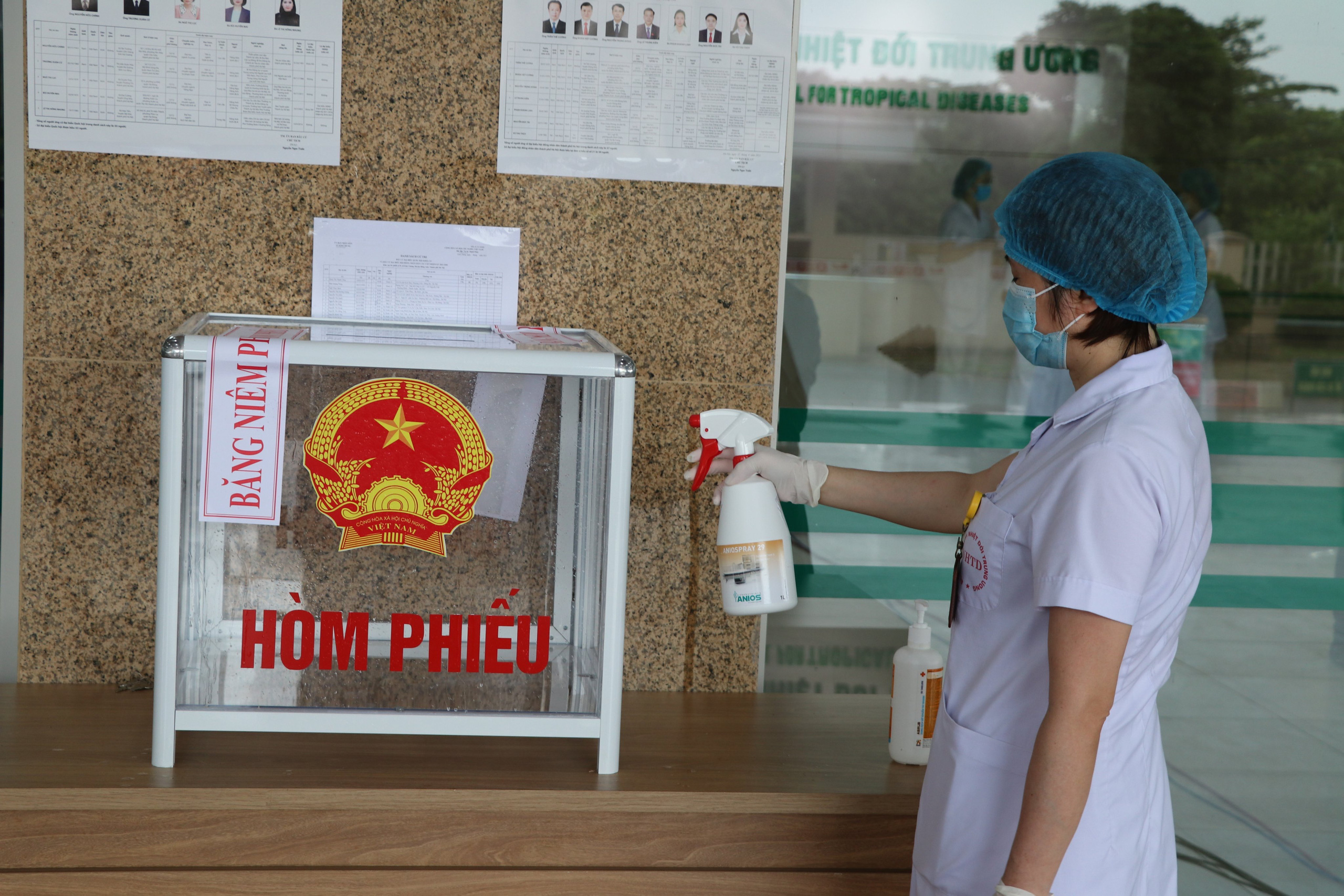 Chùm ảnh: Mặc đồ bảo hộ đi bỏ phiếu trong tâm dịch Covid-19 - Ảnh 12.