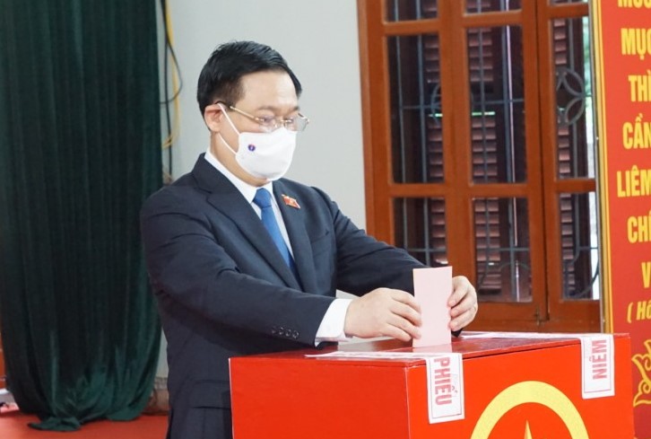 Chủ tịch Quốc hội Vương Đình Huệ bỏ lá phiếu đầu tiên tại thành phố Cảng