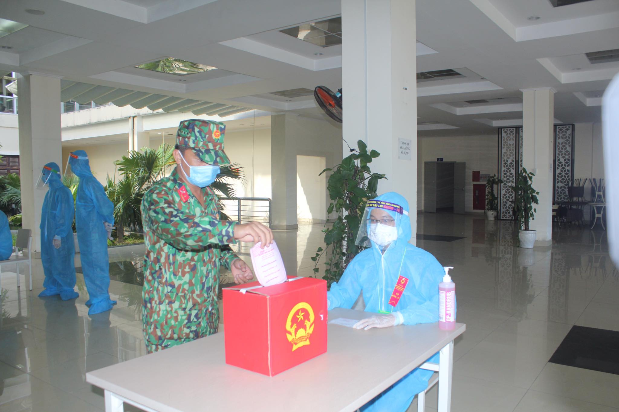 Miền Trung: Bầu cử đặc biệt trong khu cách ly tập trung phòng chống dịch Covid-19 - Ảnh 1.