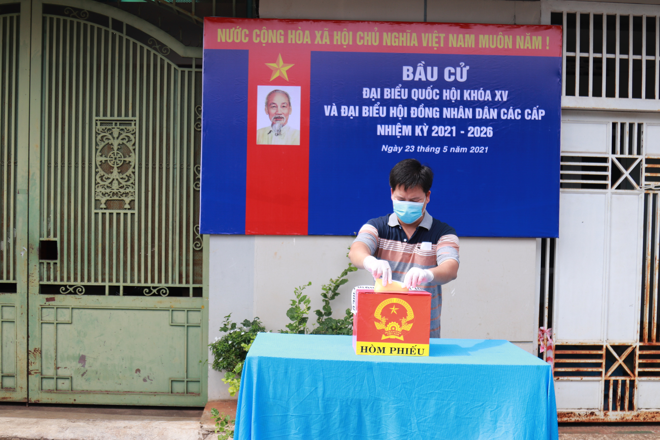 CLIP: Cận cảnh cử tri khu phong tỏa Covid-19 ở TP Bu&ocirc;n Ma Thuột đi bầu cử - Ảnh 8.