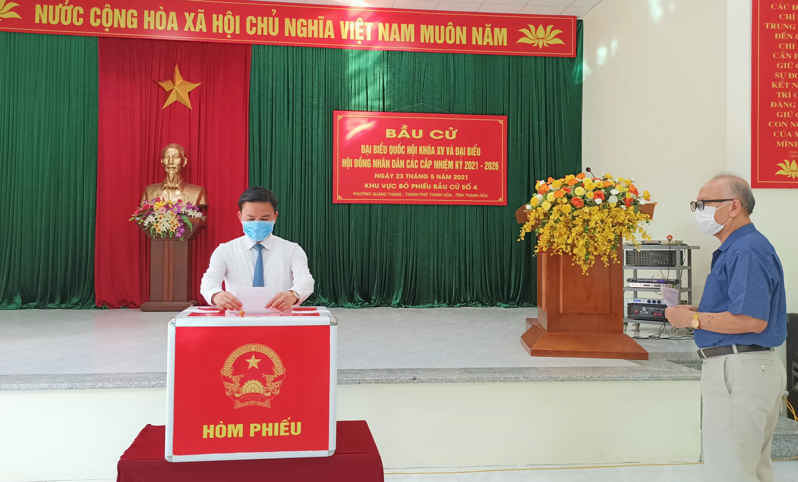 Độc đáo hòm phiếu di động đến từng nhà ngày bầu cử - Ảnh 8.
