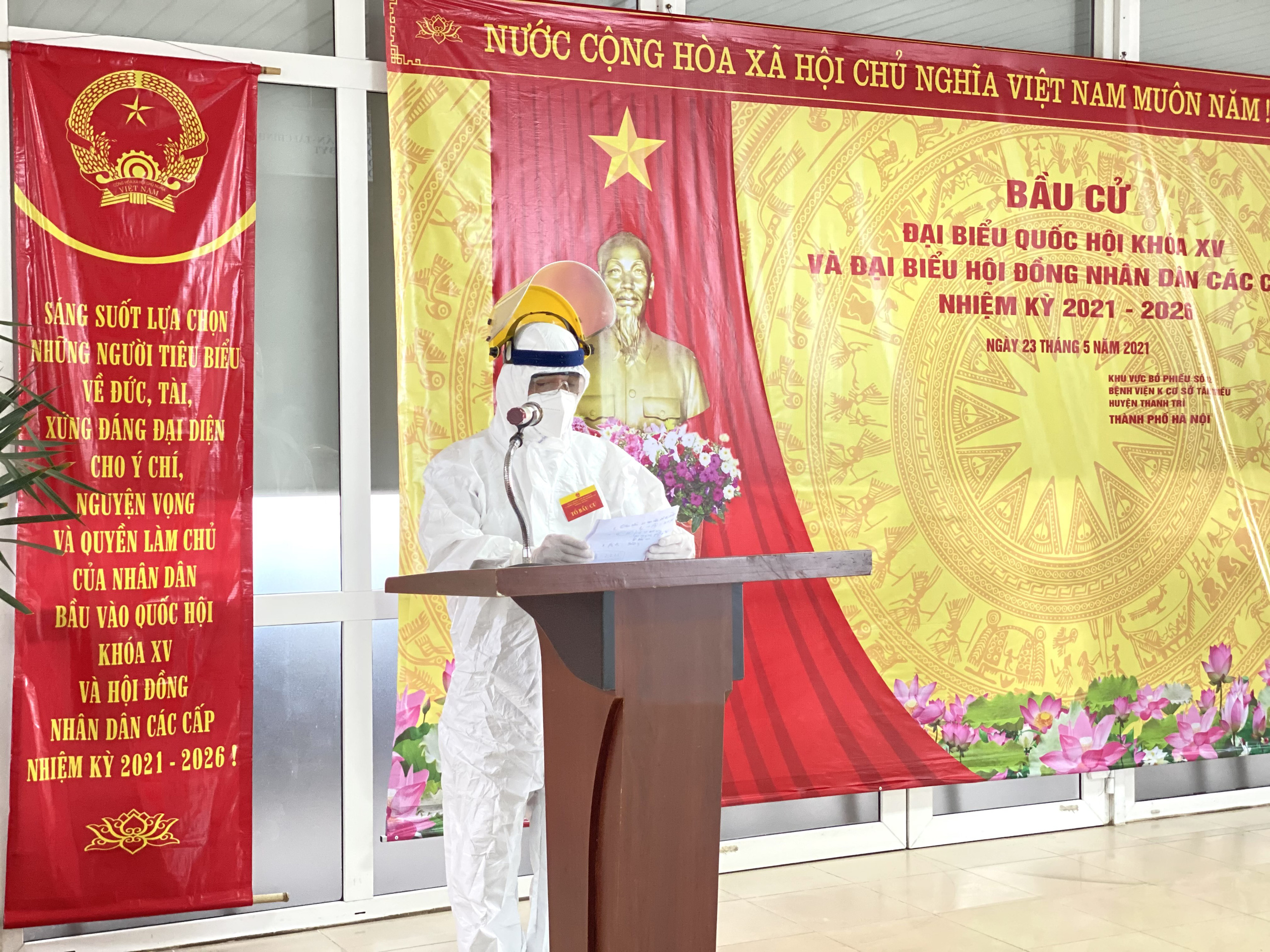 Chùm ảnh: Mặc đồ bảo hộ đi bỏ phiếu trong tâm dịch Covid-19 - Ảnh 2.