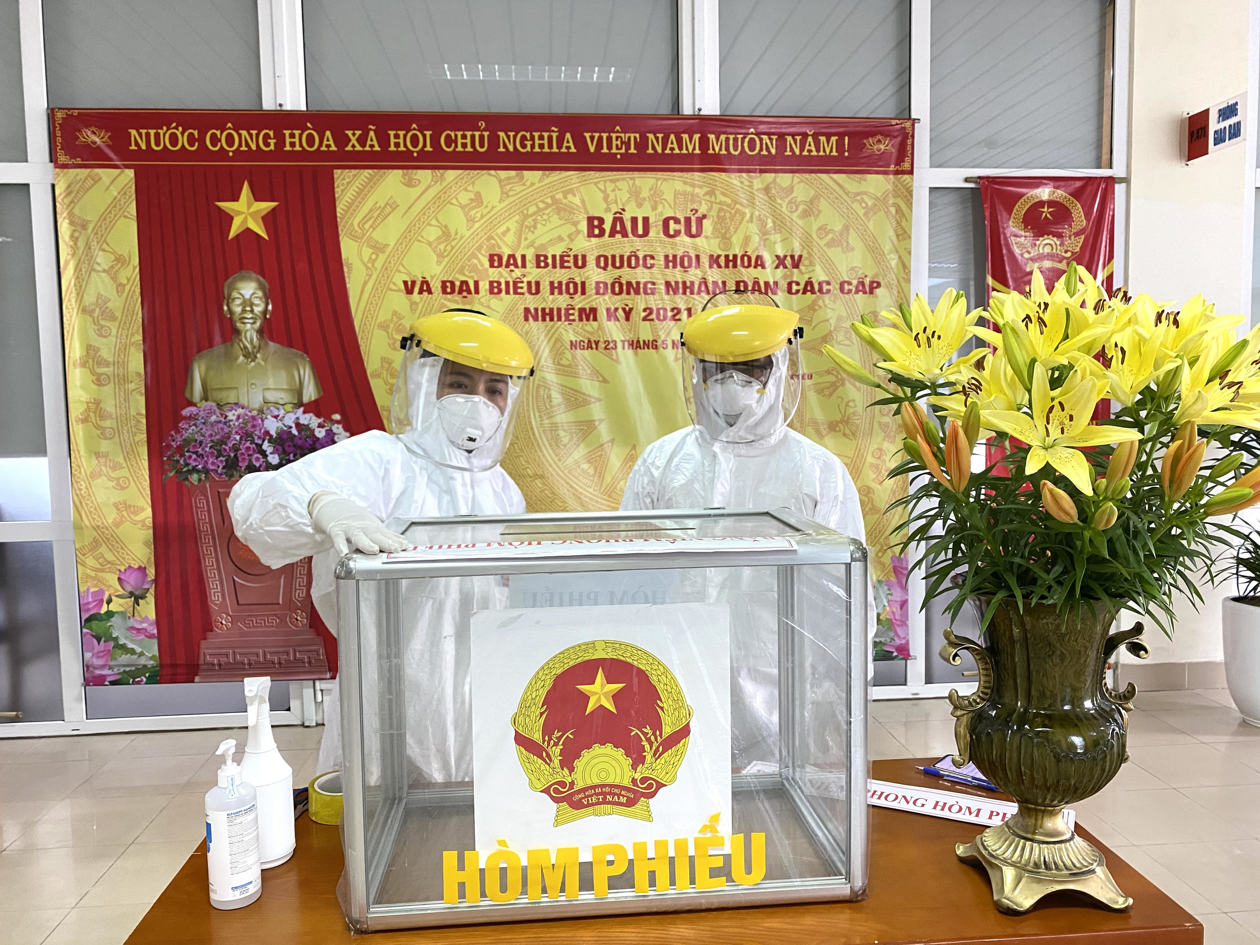 Chùm ảnh: Mặc đồ bảo hộ đi bỏ phiếu trong tâm dịch Covid-19 - Ảnh 1.