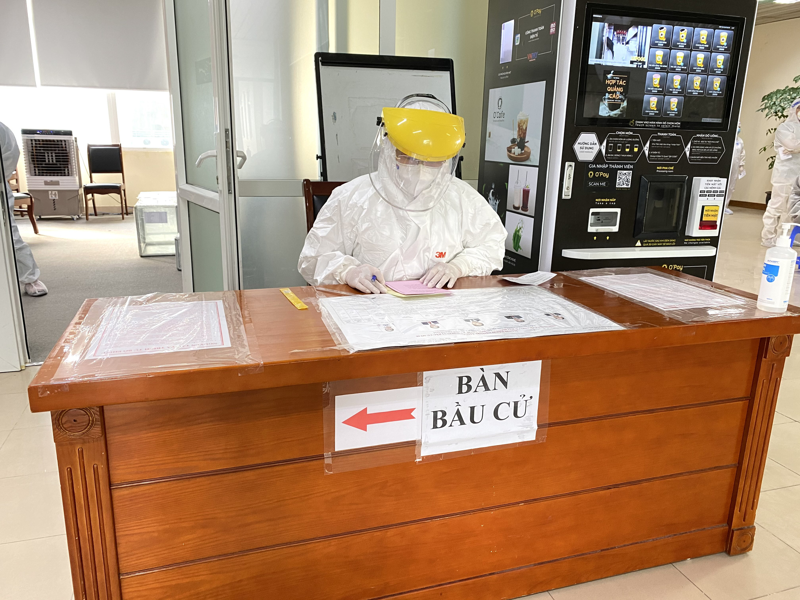 Chùm ảnh: Mặc đồ bảo hộ đi bỏ phiếu trong tâm dịch Covid-19 - Ảnh 3.