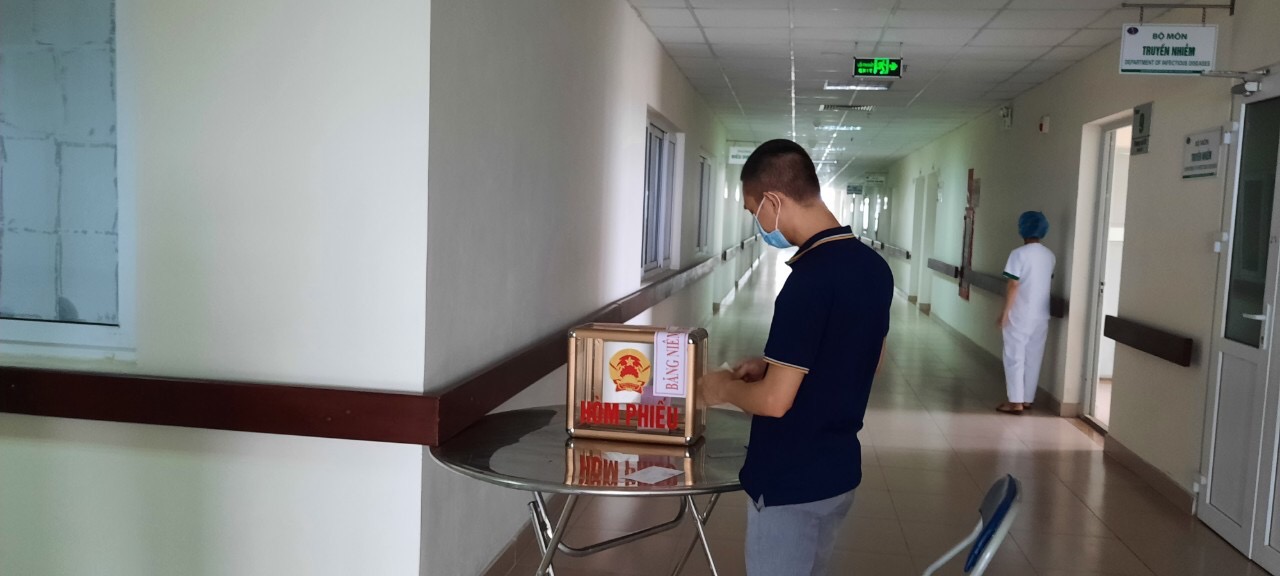 Chùm ảnh: Mặc đồ bảo hộ đi bỏ phiếu trong tâm dịch Covid-19 - Ảnh 26.