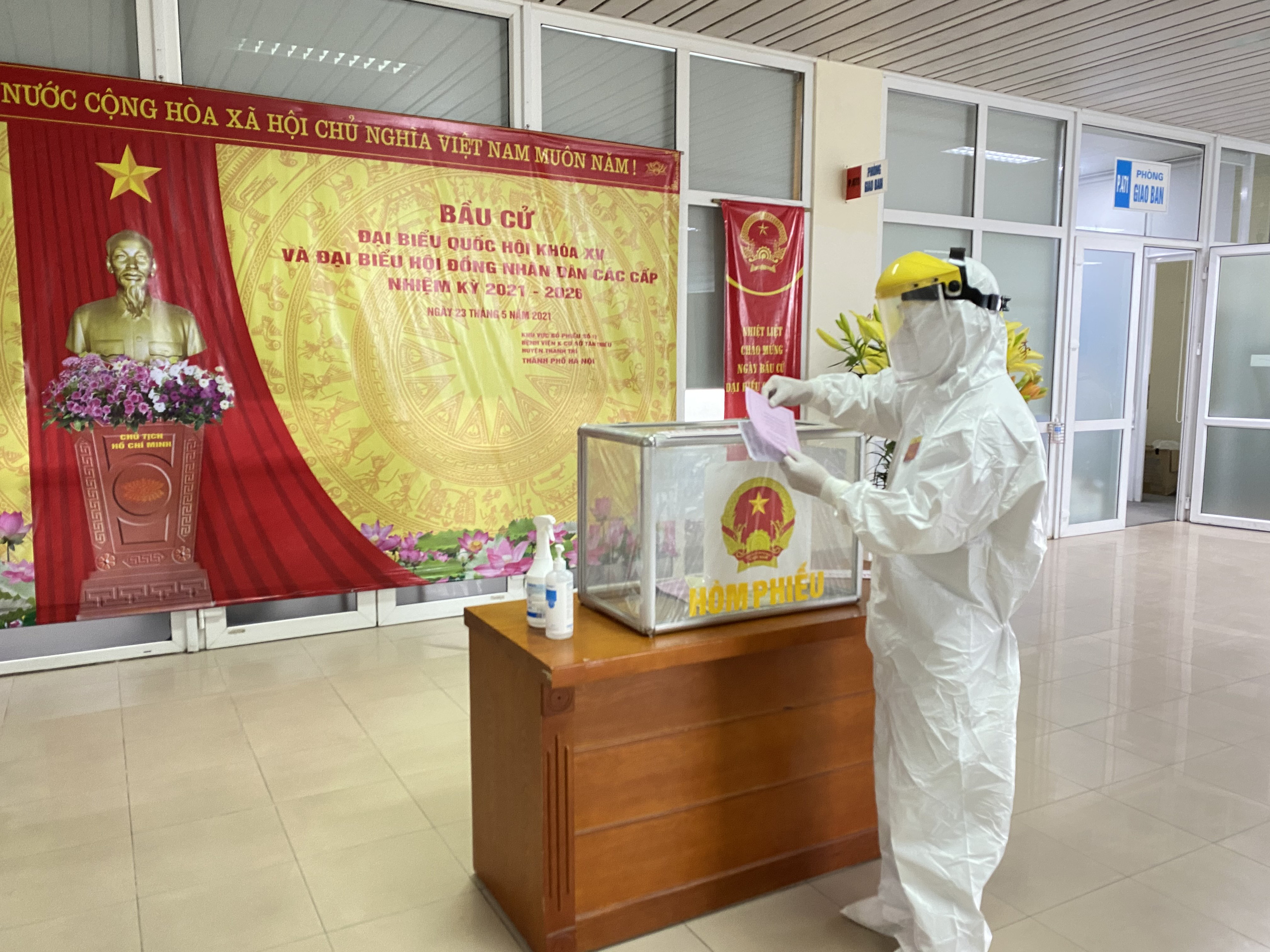 Chùm ảnh: Mặc đồ bảo hộ đi bỏ phiếu trong tâm dịch Covid-19 - Ảnh 4.