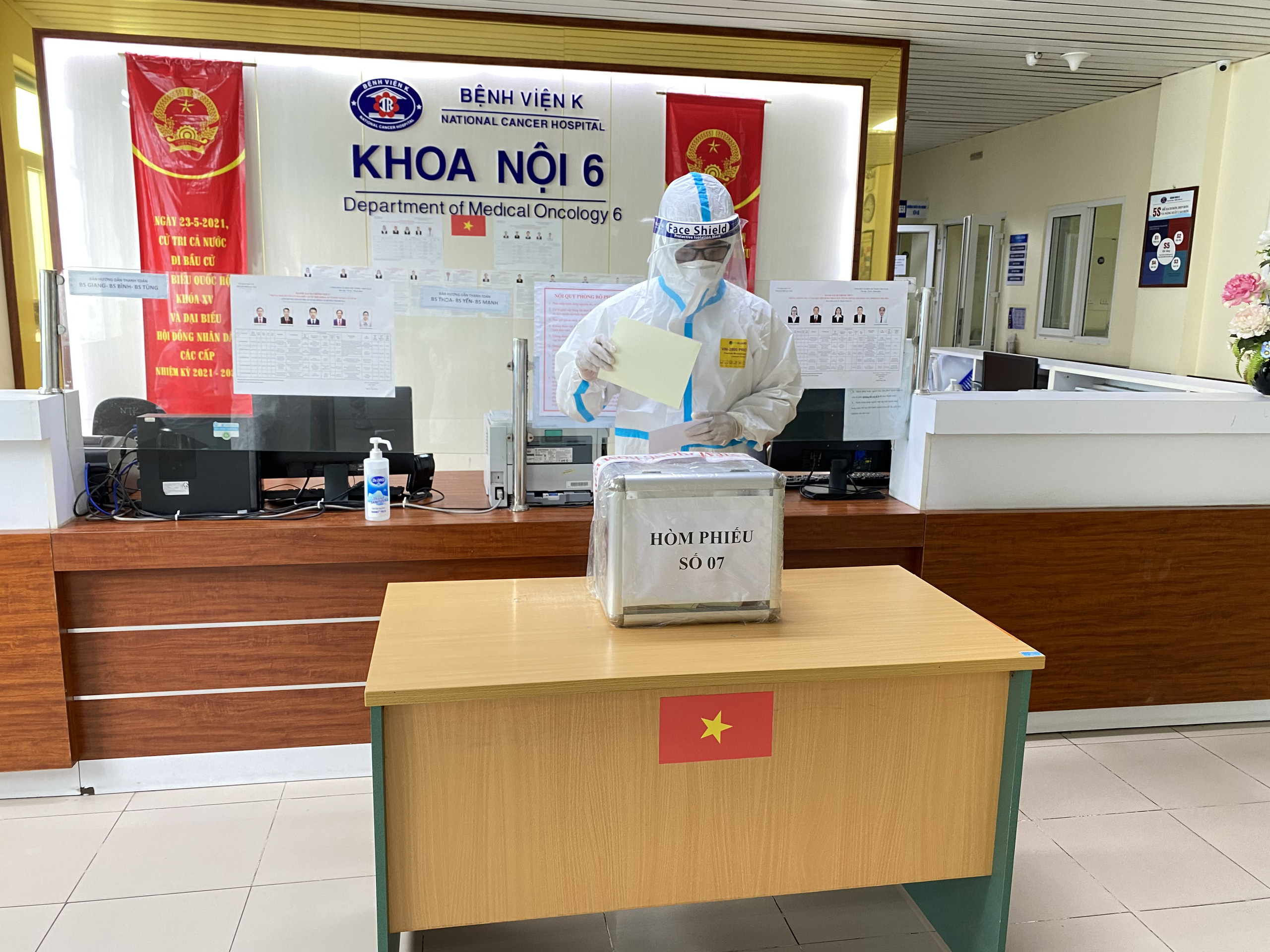 Chùm ảnh: Mặc đồ bảo hộ đi bỏ phiếu trong tâm dịch Covid-19 - Ảnh 9.