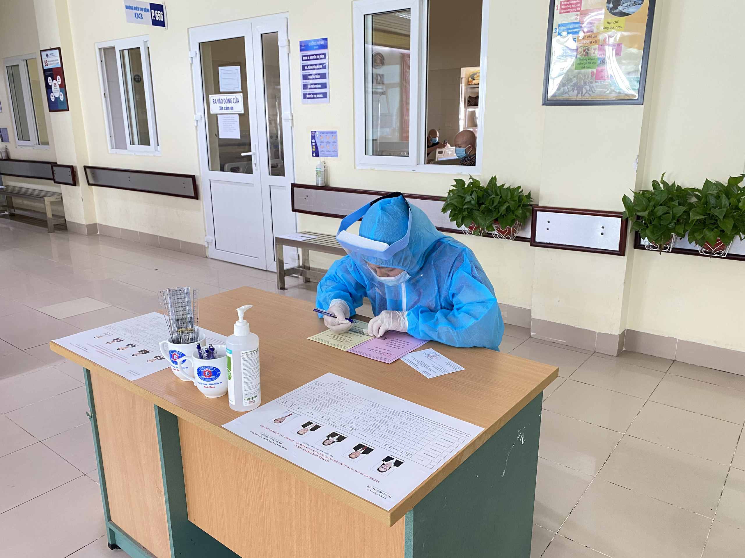 Chùm ảnh: Mặc đồ bảo hộ đi bỏ phiếu trong tâm dịch Covid-19 - Ảnh 7.