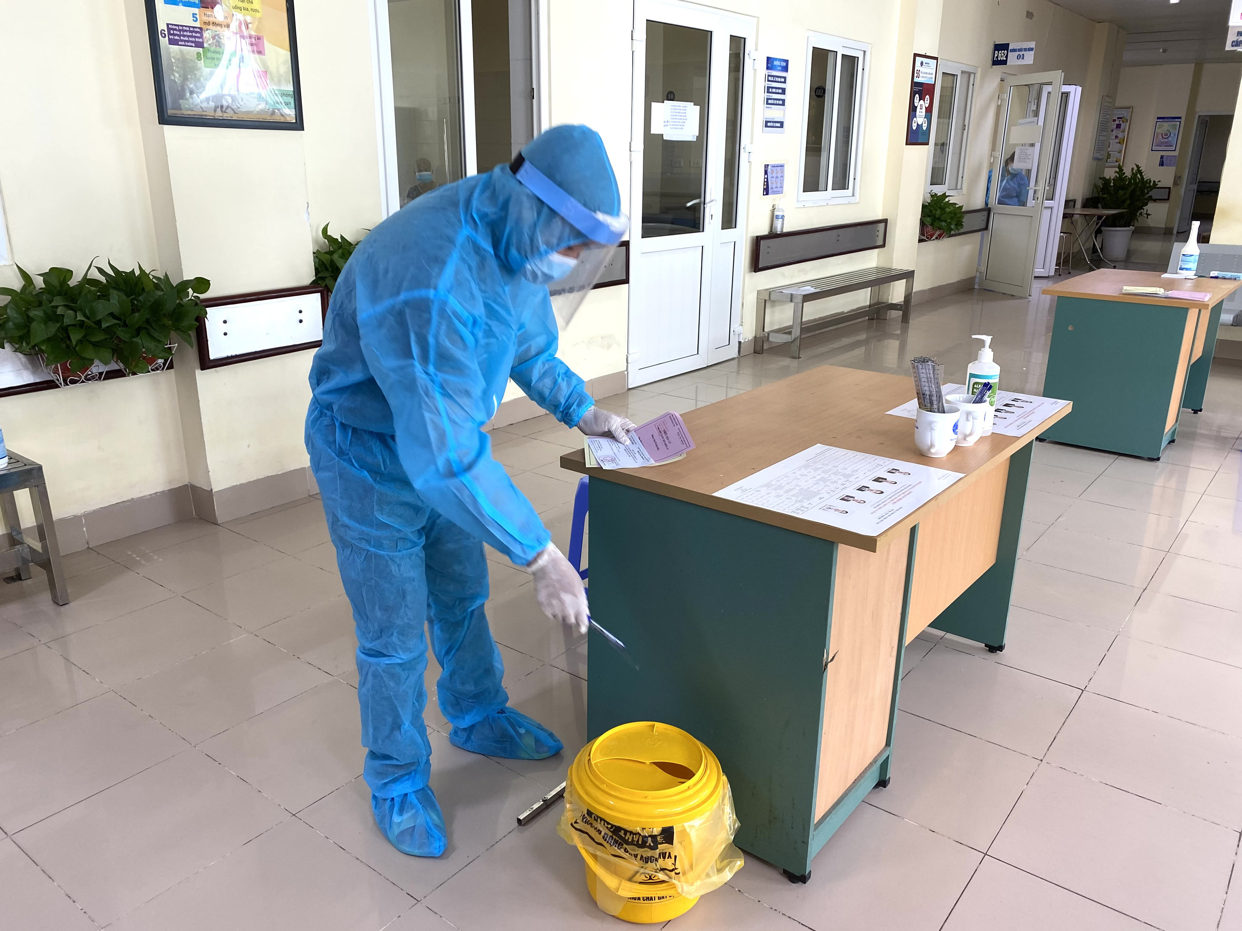 Chùm ảnh: Mặc đồ bảo hộ đi bỏ phiếu trong tâm dịch Covid-19 - Ảnh 8.