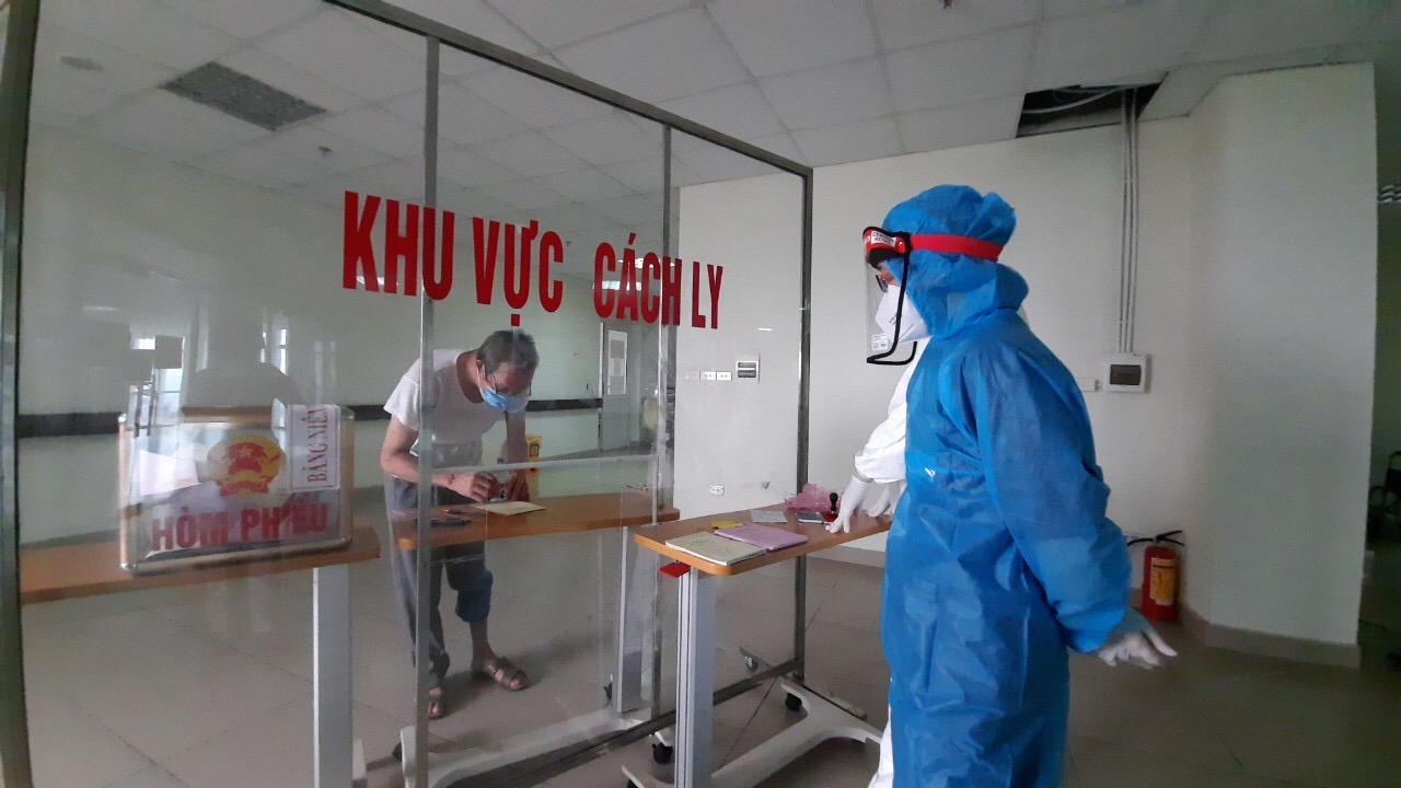 Chùm ảnh: Mặc đồ bảo hộ đi bỏ phiếu trong tâm dịch Covid-19 - Ảnh 27.