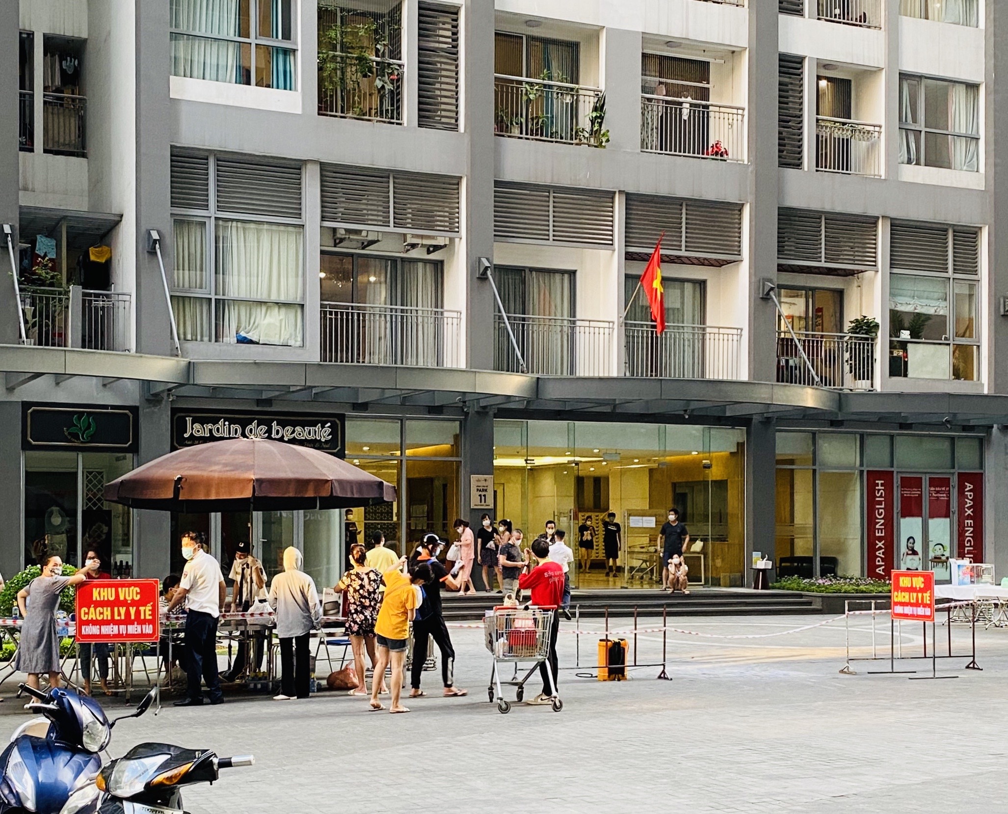 Hà Nội thêm 6 ca dương tính SARS-CoV-2, hầu hết liên quan chùm ca bệnh ở Times City - Ảnh 1.