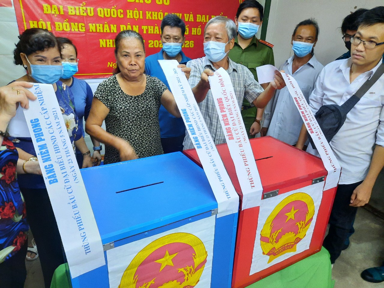 TP HCM đang kiểm phiếu bầu cử đại biểu Quốc hội, đại biểu HĐND - Ảnh 1.