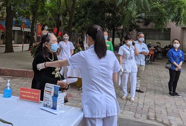 Cử tri H&agrave; Nội n&aacute;o nức đi bỏ phiếu bầu cử - Ảnh 2.