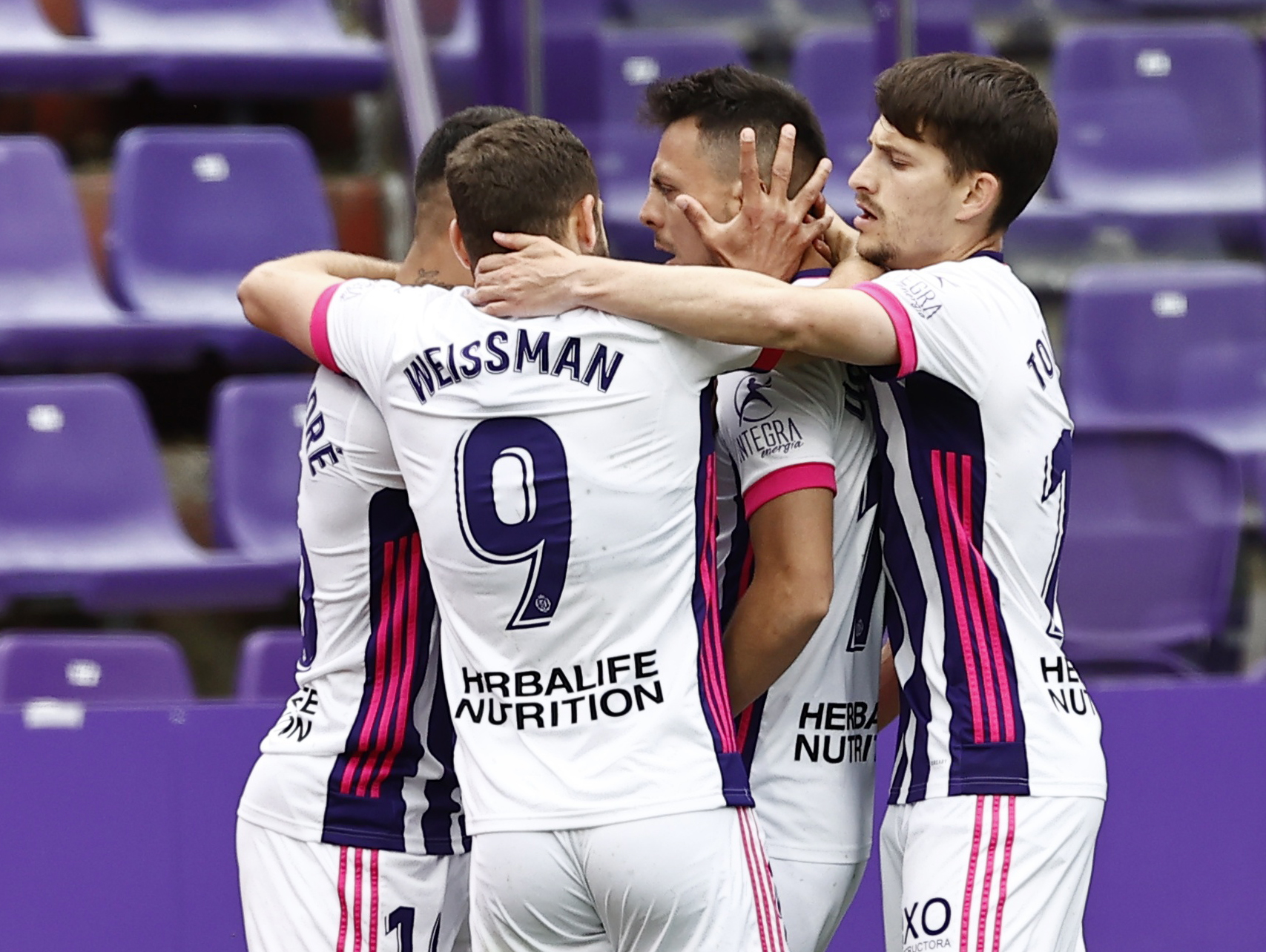 Đua v&ocirc; địch nghẹt thở, Atletico Madrid đăng quang La Liga sau 7 năm - Ảnh 2.