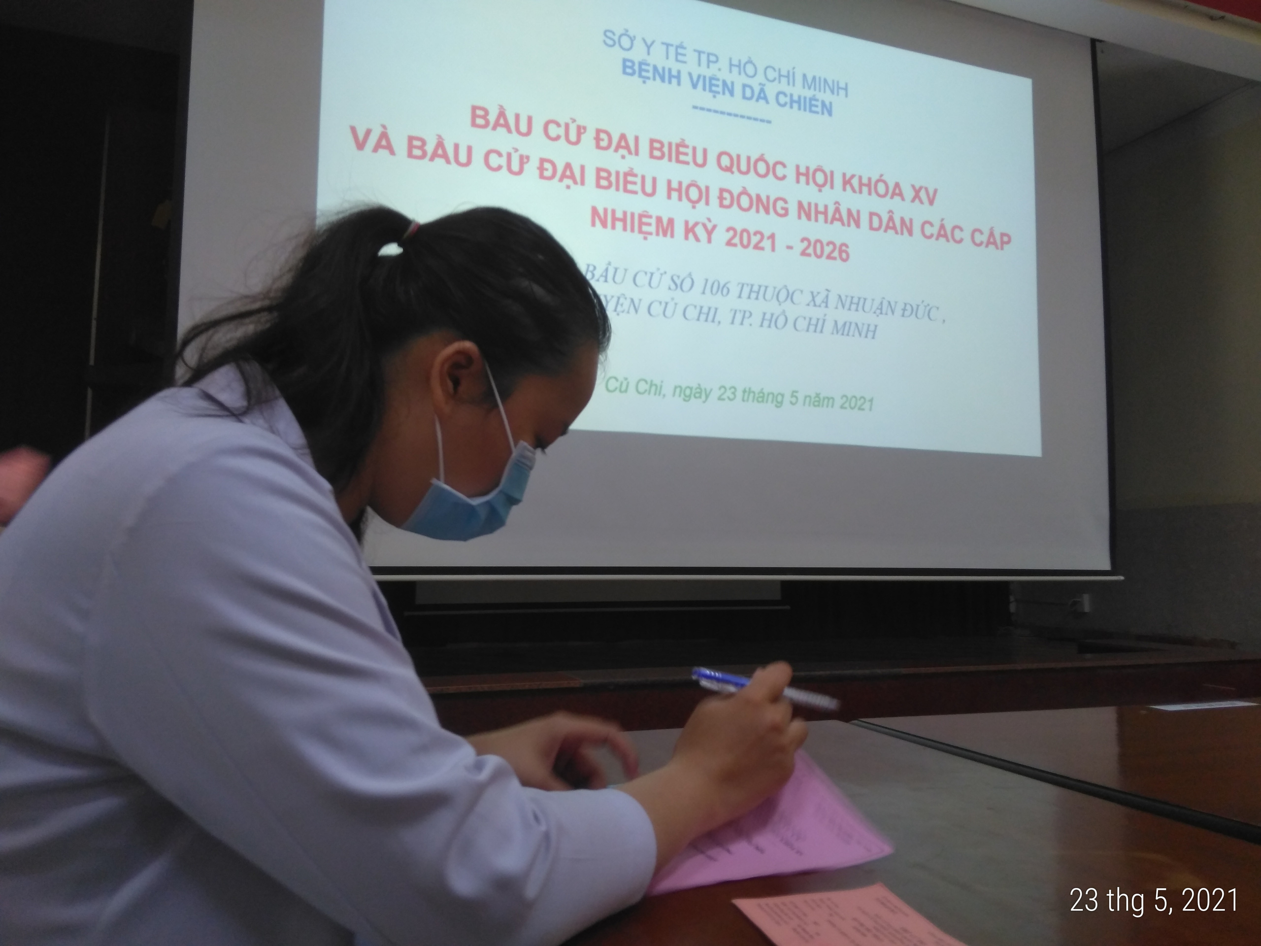 Bệnh nh&acirc;n mắc Covid-19 bầu cử tại Bệnh viện D&atilde; chiến Củ Chi - Ảnh 6.