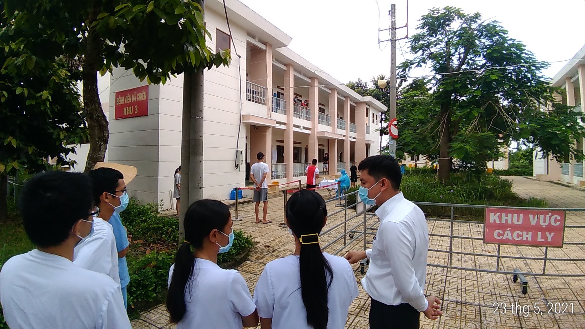 Bệnh nh&acirc;n mắc Covid-19 bầu cử tại Bệnh viện D&atilde; chiến Củ Chi - Ảnh 7.