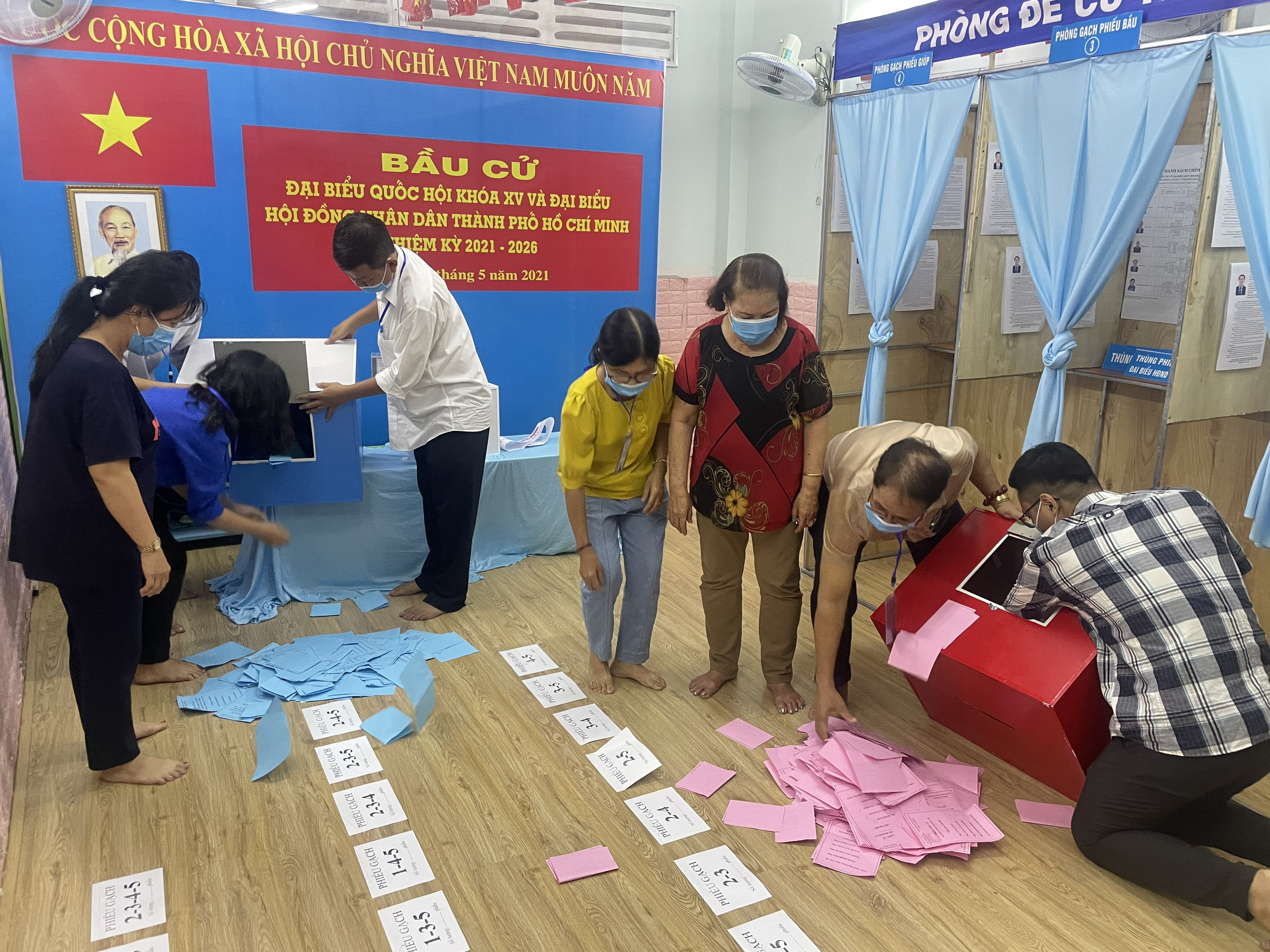 TP HCM đang kiểm phiếu bầu cử đại biểu Quốc hội, đại biểu HĐND - Ảnh 4.