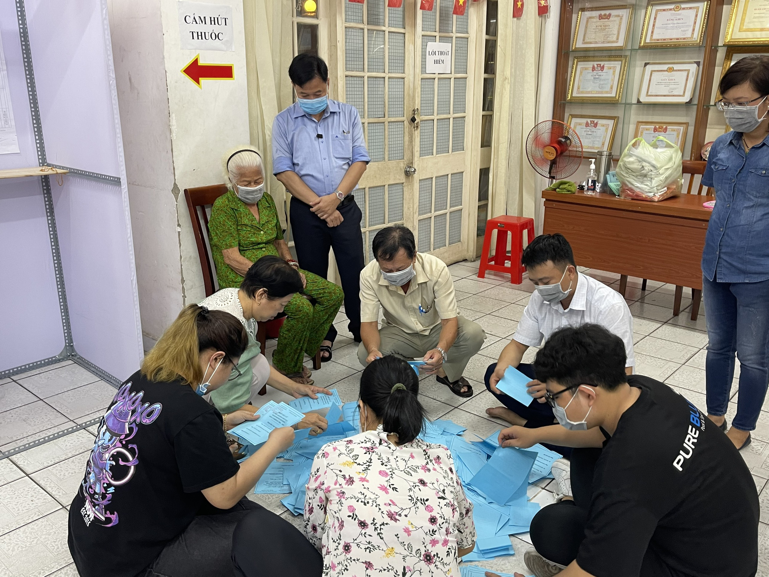 TP HCM đang kiểm phiếu bầu cử đại biểu Quốc hội, đại biểu HĐND - Ảnh 3.