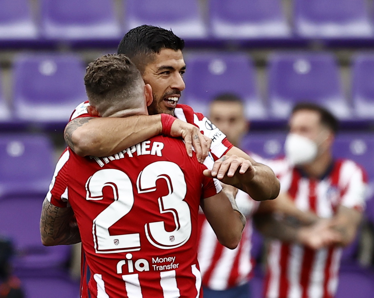 Đua v&ocirc; địch nghẹt thở, Atletico Madrid đăng quang La Liga sau 7 năm - Ảnh 5.