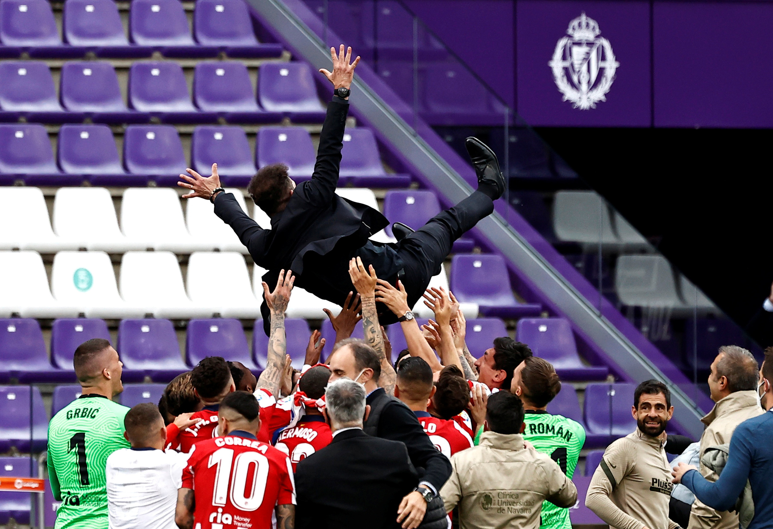 Đua v&ocirc; địch nghẹt thở, Atletico Madrid đăng quang La Liga sau 7 năm - Ảnh 7.