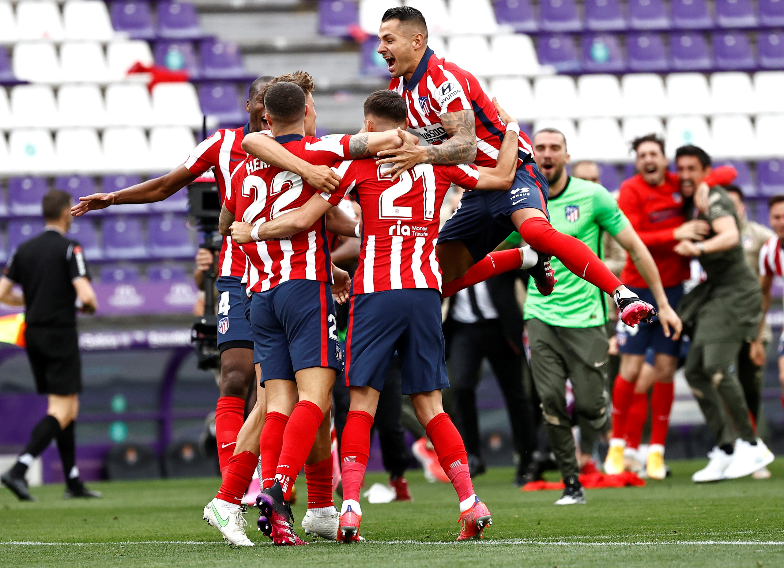 Đua v&ocirc; địch nghẹt thở, Atletico Madrid đăng quang La Liga sau 7 năm - Ảnh 8.