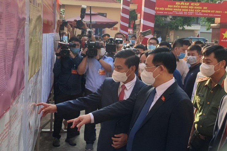 Chủ tịch Quốc hội Vương Đình Huệ bỏ lá phiếu đầu tiên tại thành phố Cảng - Ảnh 2.