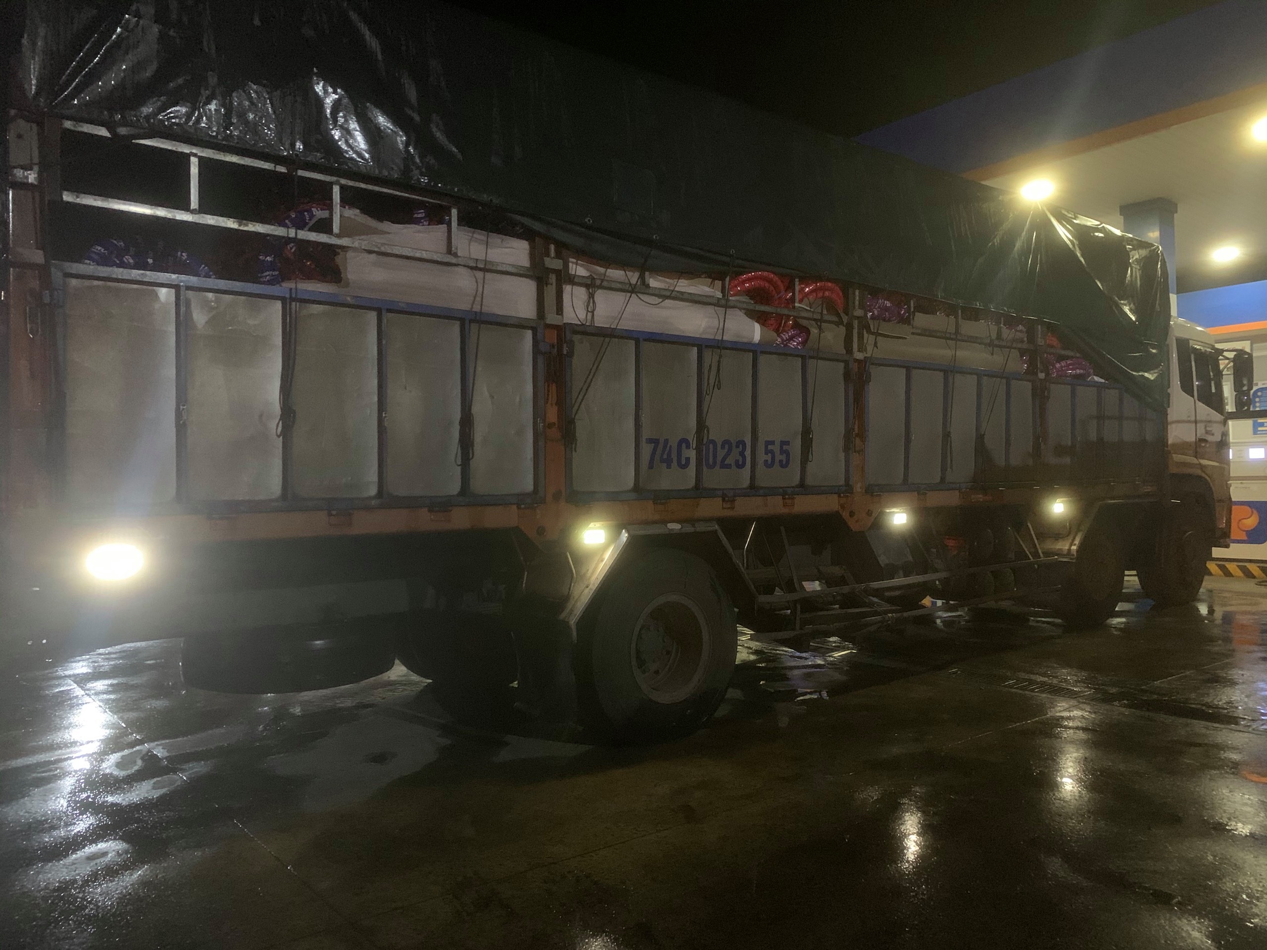 Xe tải tông xe máy, 1 người chết, 1 người bị kéo lê 20km