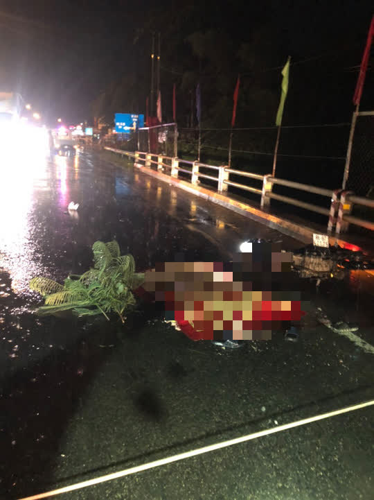 Xe tải t&ocirc;ng xe m&aacute;y, 1 người chết, 1 người bị k&eacute;o l&ecirc; 20km - Ảnh 1.