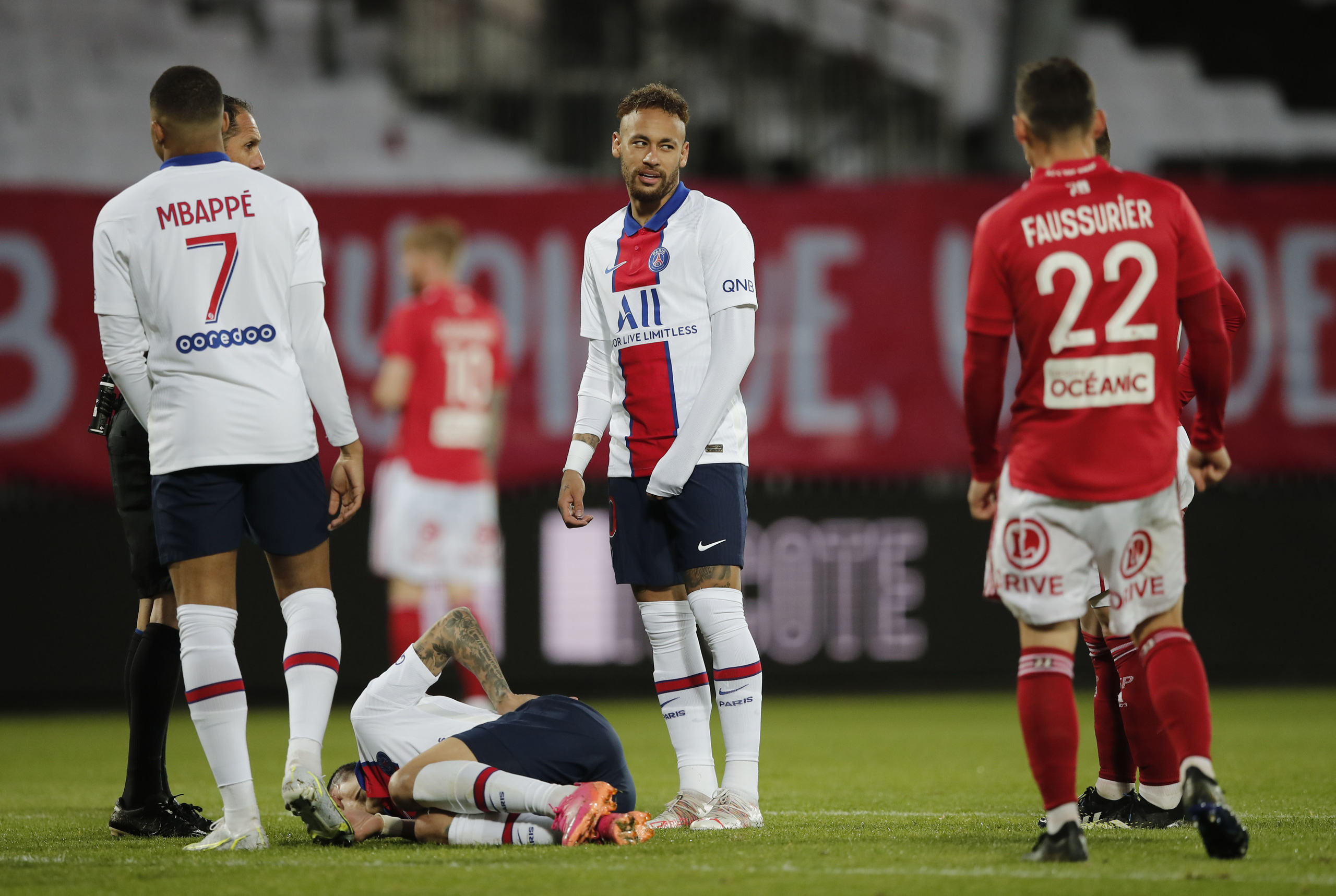 Neymar đá hỏng phạt đền, PSG bị truất "ngôi vương" Ligue 1