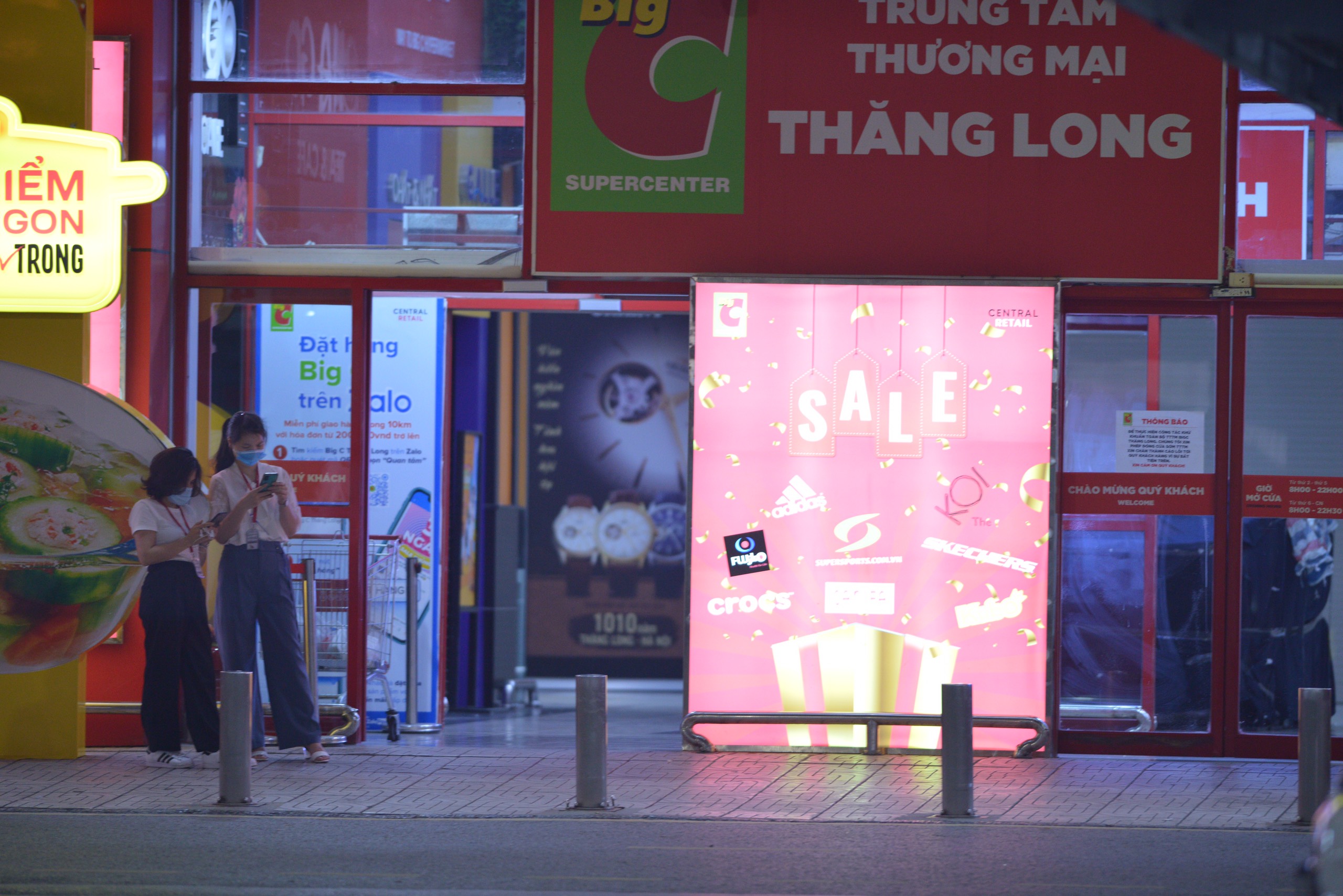 Big C Thăng Long bất ngờ đ&oacute;ng cửa sớm, lực lượng chức năng phun khử khuẩn to&agrave;n bộ trung t&acirc;m thương mại - Ảnh 1.