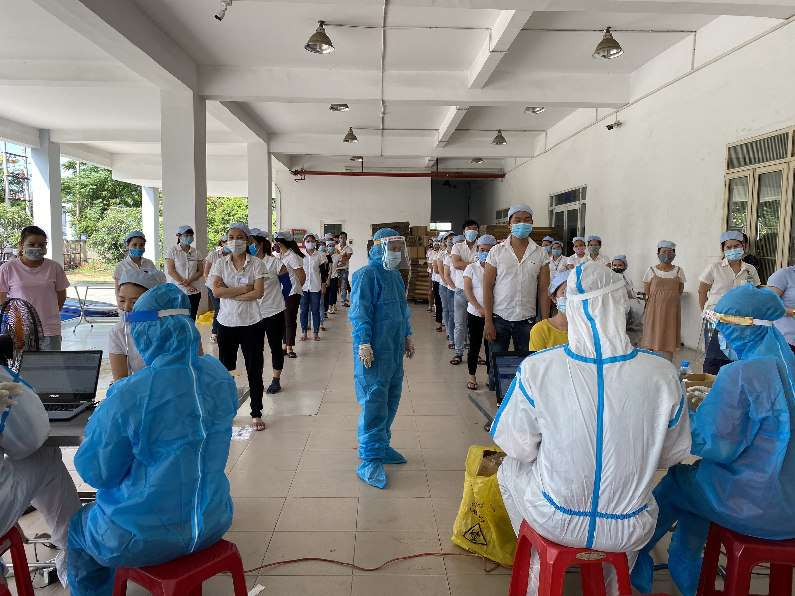 Đà Nẵng xét nghiệm Covid-19 cho toàn bộ công nhân - Ảnh 3.