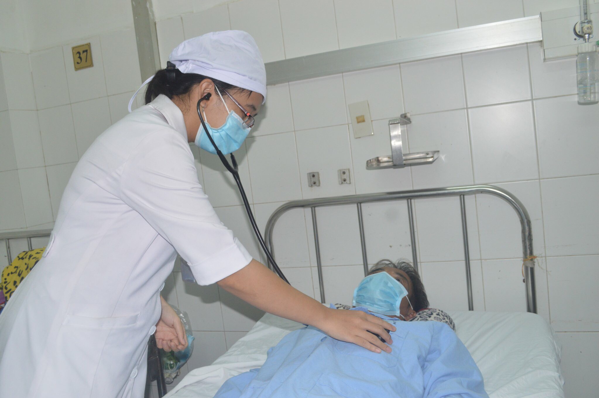 Người đ&agrave;n &ocirc;ng nuốt lu&ocirc;n h&agrave;m răng giả sau cơn ho trong đ&ecirc;m - Ảnh 1.