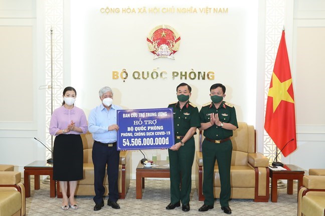 Trao 54,5 tỉ đồng cho Bộ Quốc phòng phục vụ công tác phòng chống dịch Covid-19
