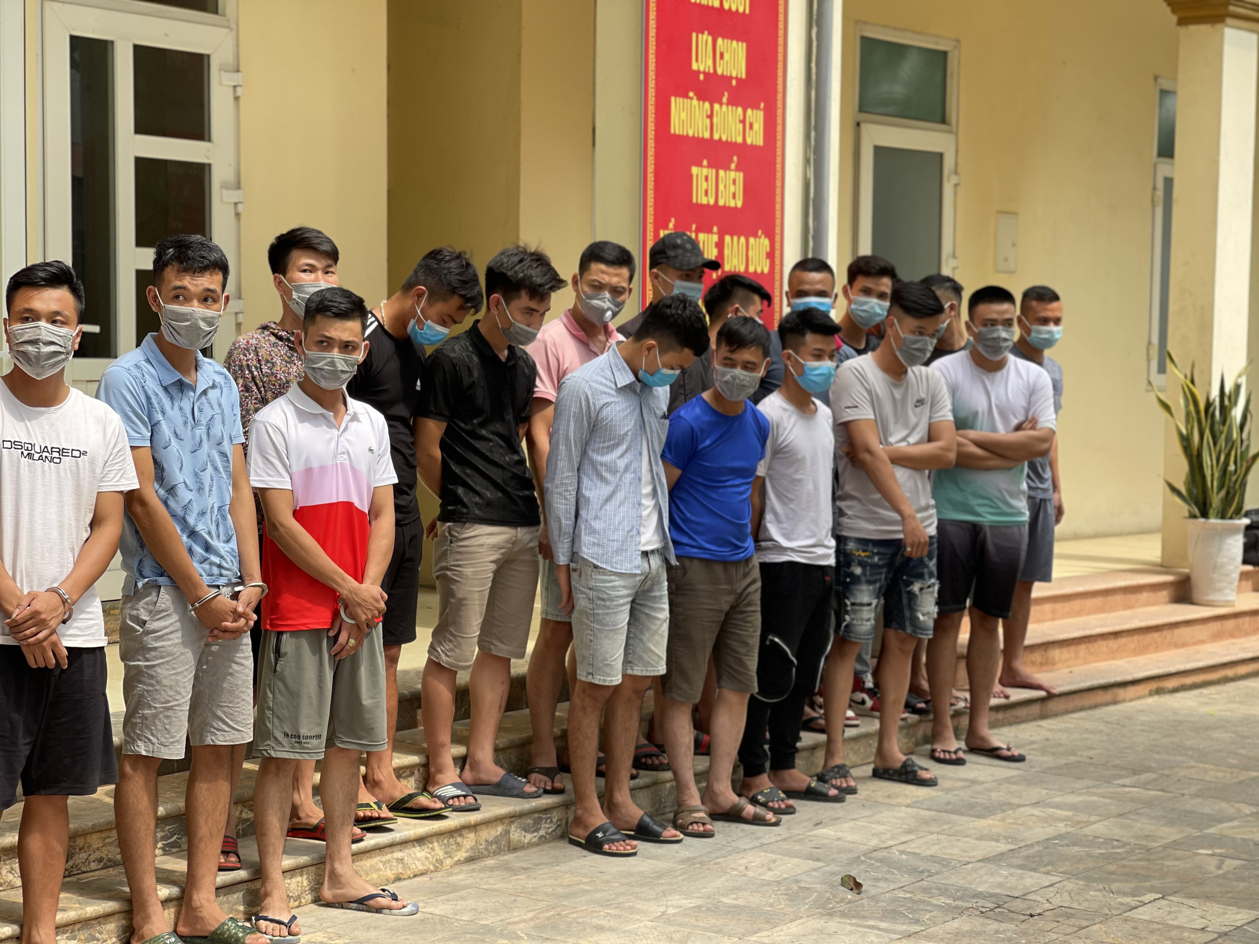 40 nam, nữ thanh ni&ecirc;n tụ tập th&aacute;c loạn ma t&uacute;y giữa dịch Covid-19 - Ảnh 2.