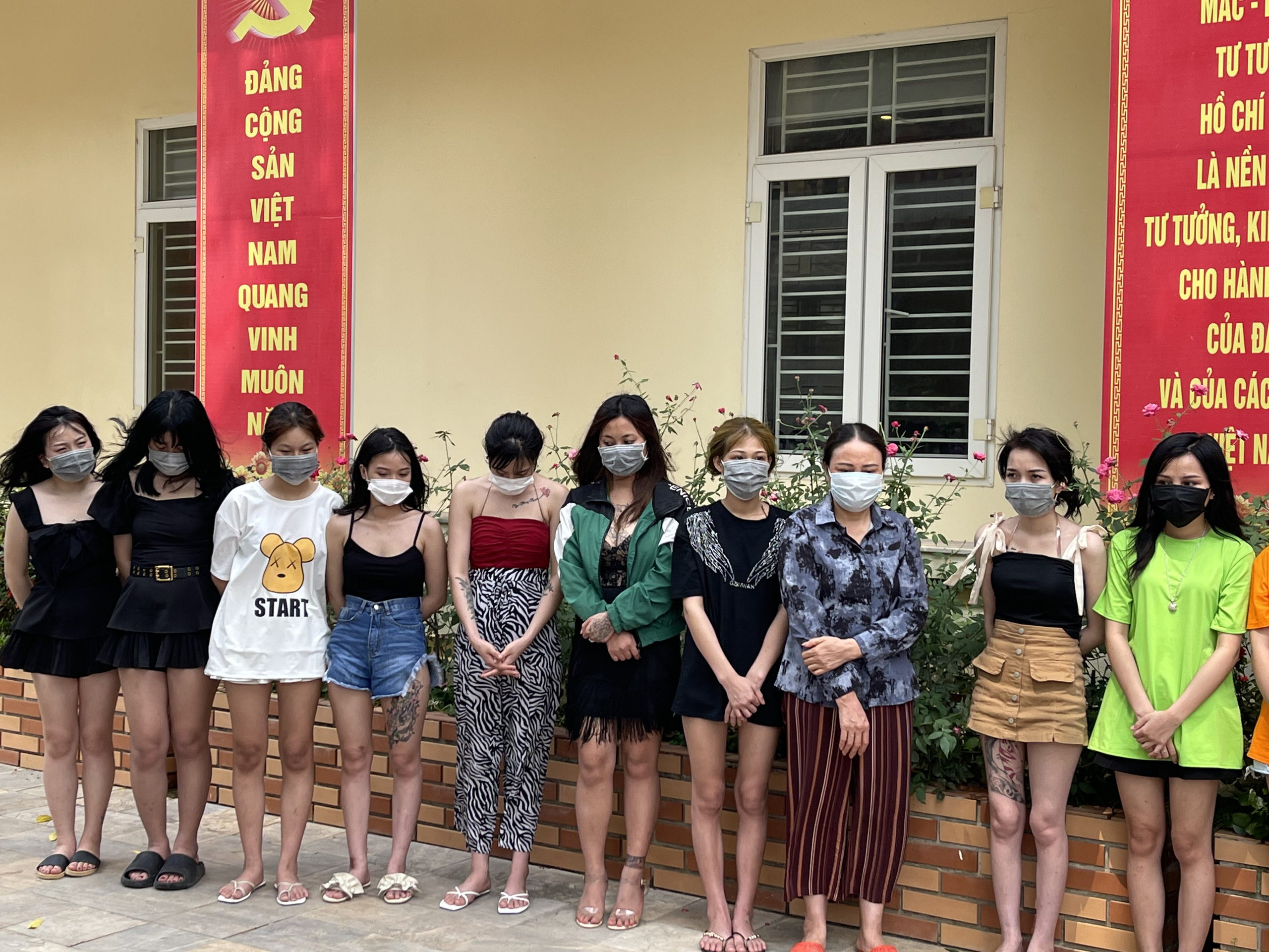 40 nam, nữ thanh ni&ecirc;n tụ tập th&aacute;c loạn ma t&uacute;y giữa dịch Covid-19 - Ảnh 3.