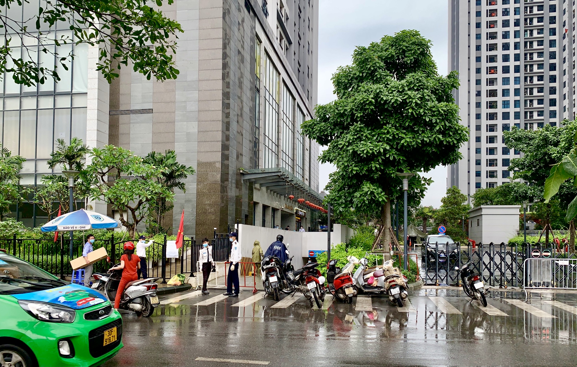 Cận cảnh phong toả tòa R4 chung cư Goldmark, nơi có ca dương tính SARS-CoV-2 - Ảnh 2.