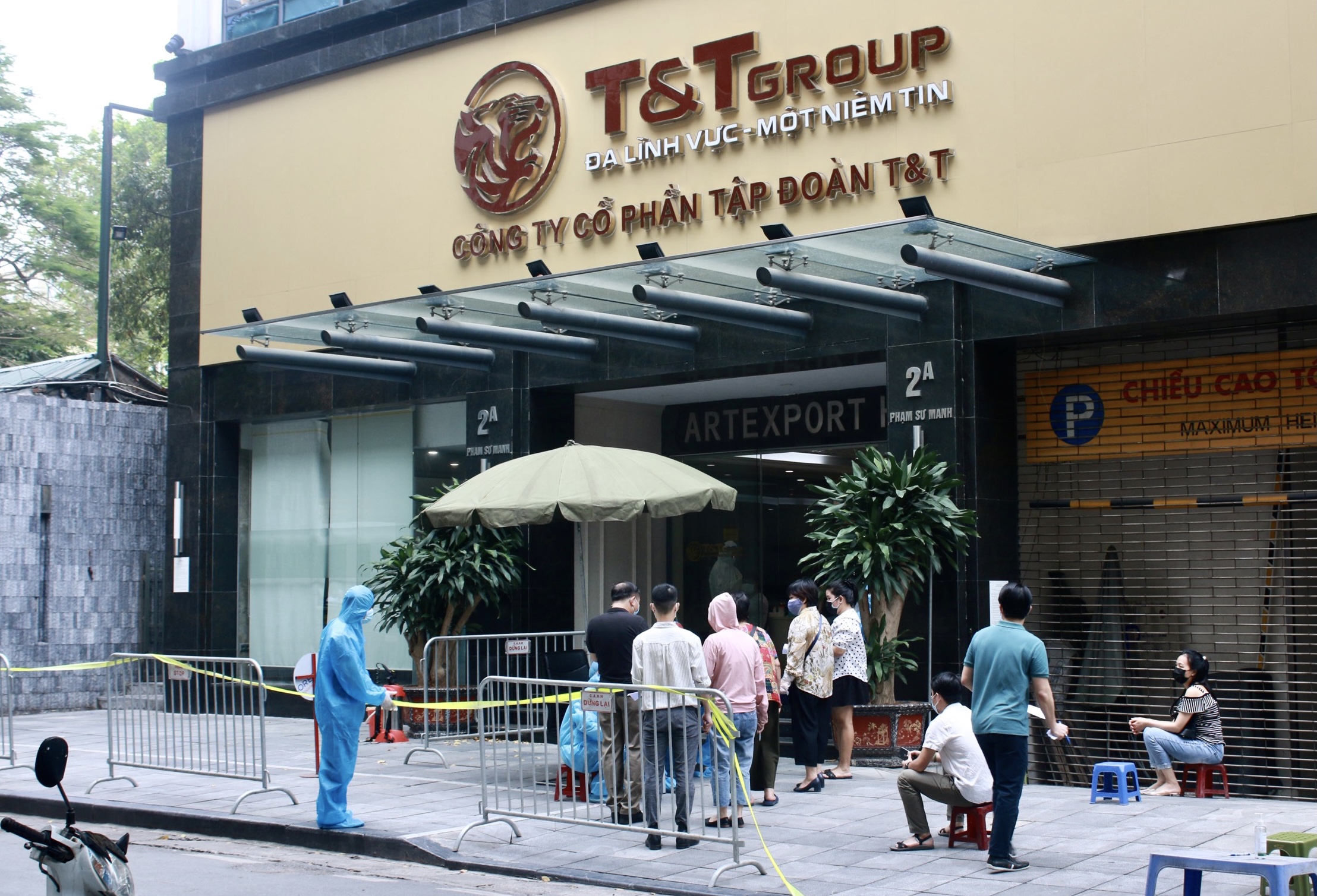 Cận cảnh phong toả trụ sở tập đo&agrave;n T&T sau khi c&oacute; ca dương t&iacute;nh SARS-CoV-2 - Ảnh 3.