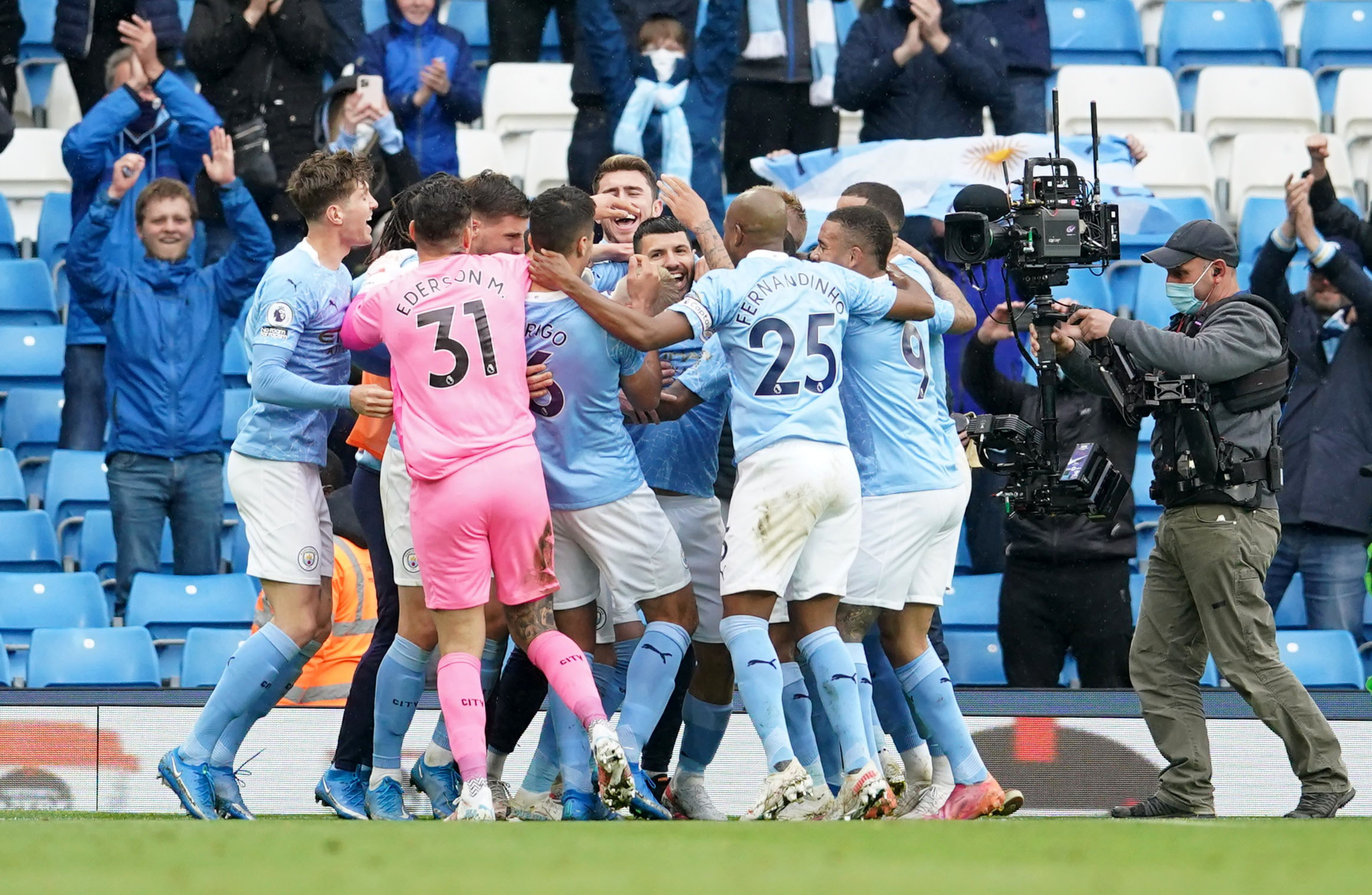 Đại tiệc nâng cúp vô địch, Man City tri ân "người hùng" Aguero