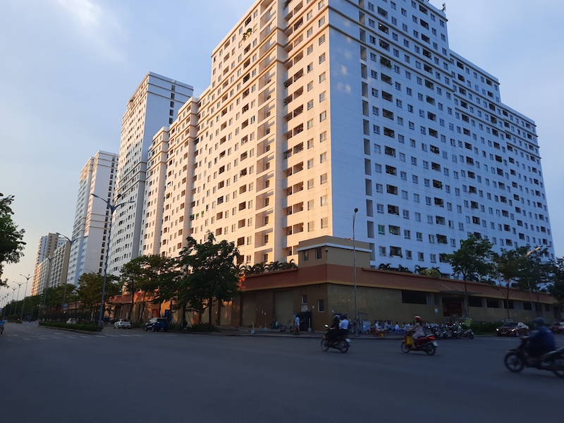 Nên mua căn hộ xây mới ở xa hay căn hộ cũ ở gần trung tâm? - Ảnh 2.