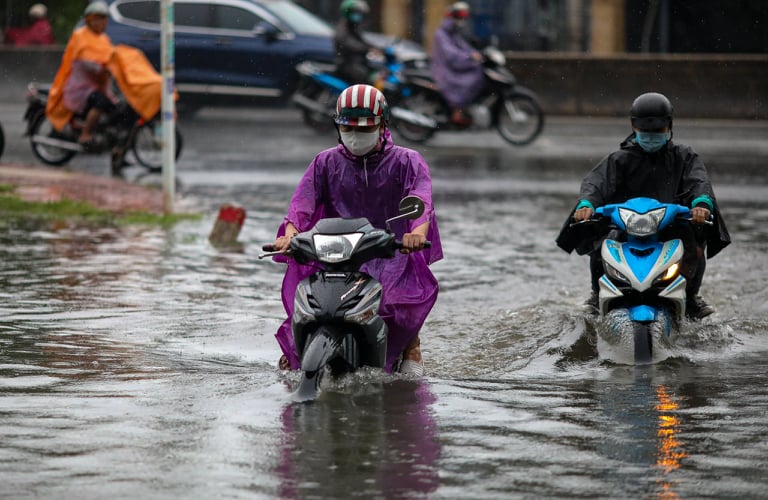 CẢNH B&Aacute;O: Nhiều tuyến đường ở TP HCM vẫn ngập s&acirc;u - Ảnh 3.