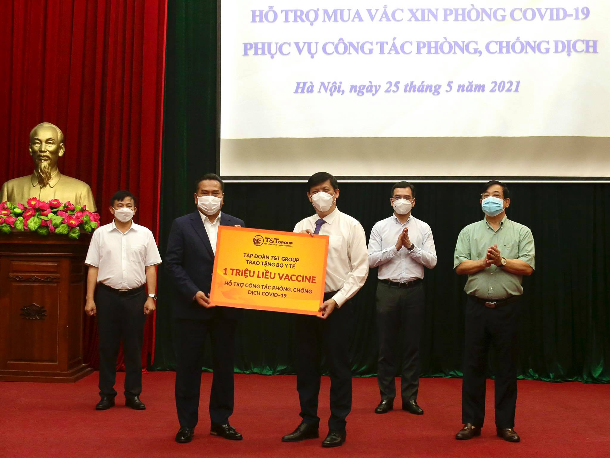 Tập đoàn của "bầu" Hiển trao tặng Bộ Y tế 1 triệu liều vắc-xin Covid-19