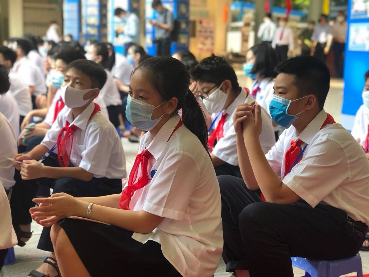 Học sinh chỉ ra khỏi nhà khi có việc thật cần thiết
